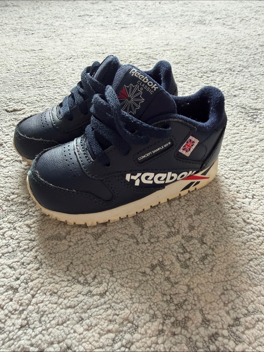 Reebok Kids Navy and White Classic Trainer Leather Sneakers size 6US